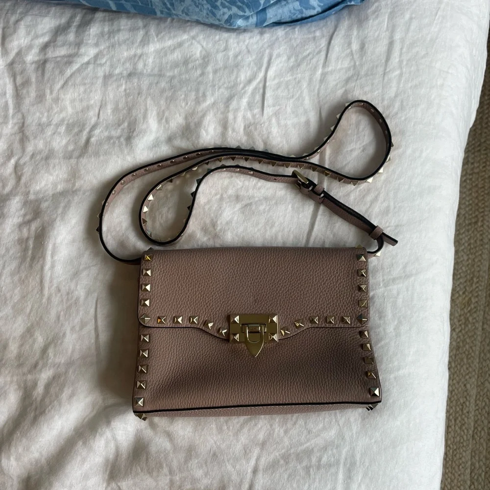 Valentino Garavani Rockstud Medium Shoulder Bag - Picture 2 of 11
